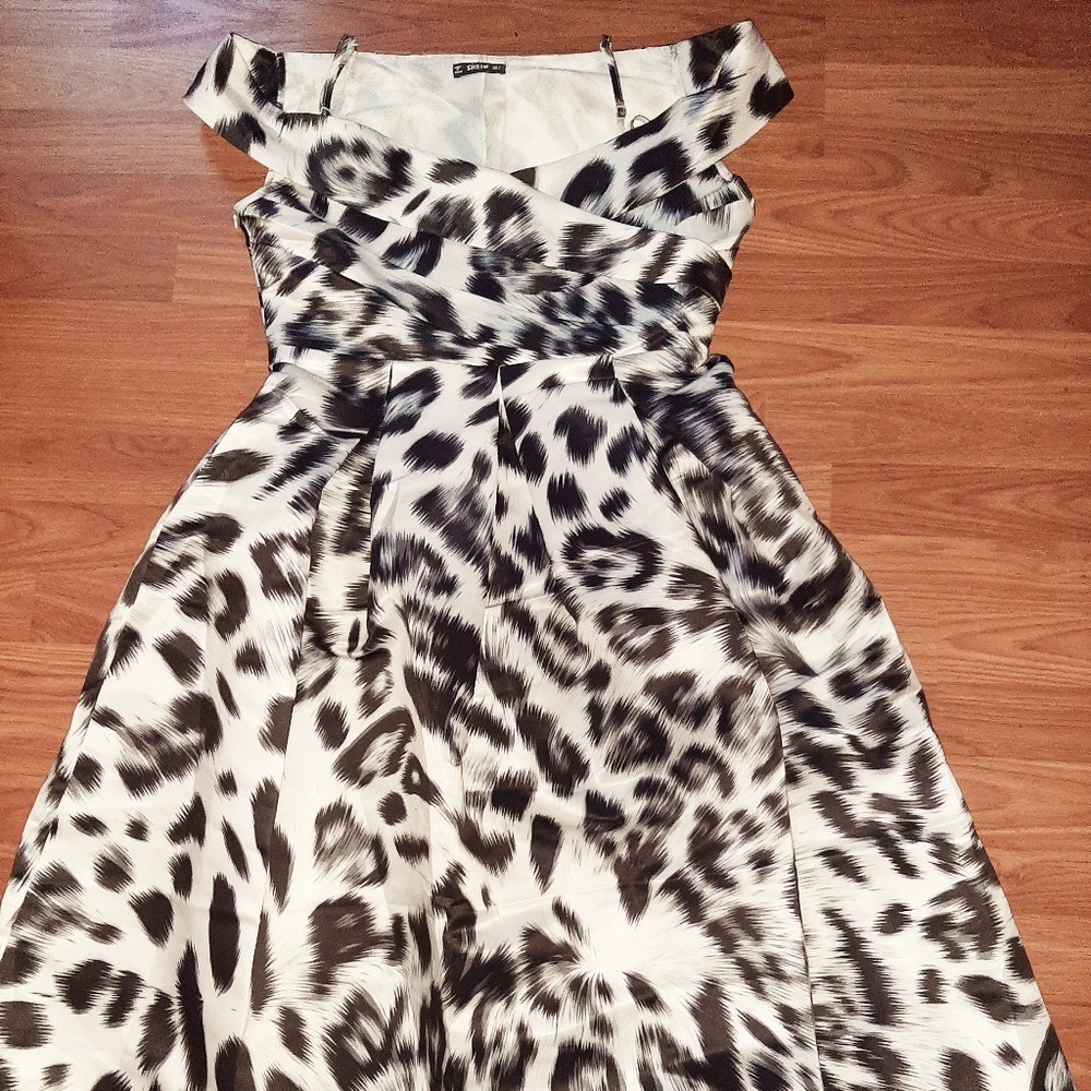 Stunning Vintage Blk/White Print Design Dress!